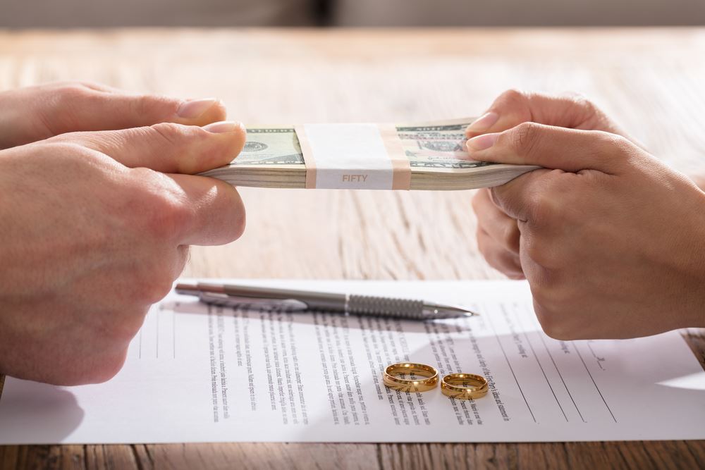 divorced couple pulling money