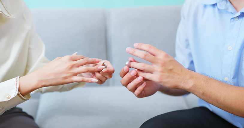 couple removing wedding rings